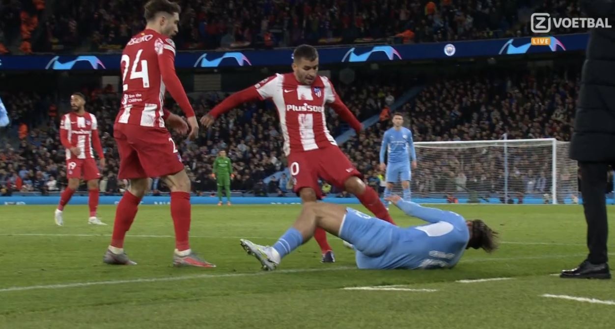 HLV Guardiola noi nong khi hoc tro bi sut bong vao mat anh 1