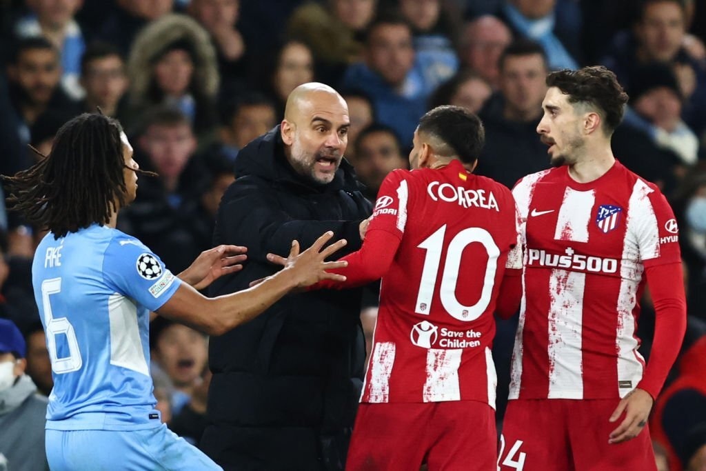 HLV Guardiola noi nong khi hoc tro bi sut bong vao mat anh 2