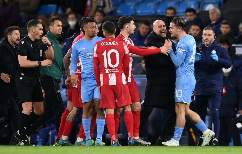 HLV Guardiola noi nong khi hoc tro bi sut bong vao mat anh 3