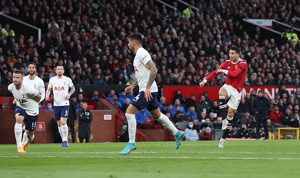 Ronaldo nhan 3 giai thuong ca nhan anh 1