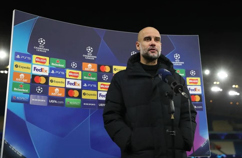 HLV Guardiola noi nong khi hoc tro bi sut bong vao mat anh 7