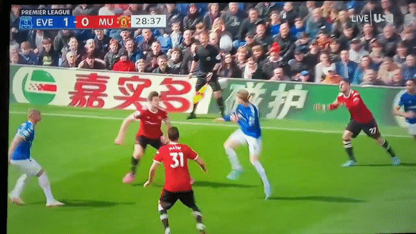 Maguire ra dau voi trong tai khi dong doi de bong cham tay hinh anh