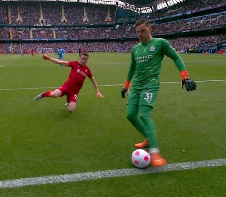 Ederson duoc khen ngoi du xu ly loi anh 1