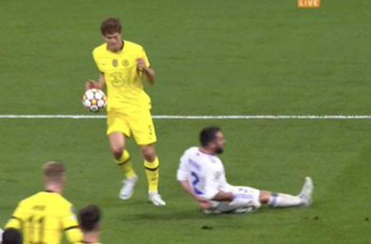 VAR gay tranh cai trong tran Chelsea thanh cuu vuong Champions League hinh anh