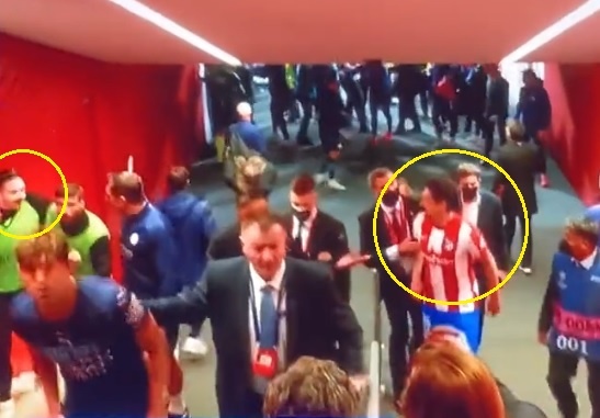 Grealish bi tum toc vi nhuc ma doi thu anh 1