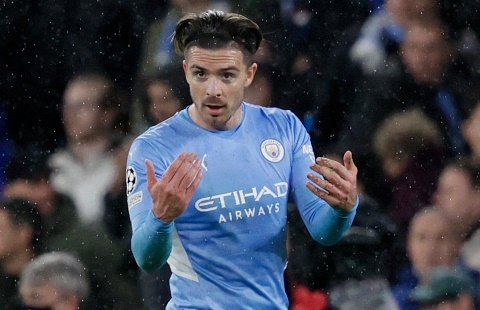 Grealish va Savic gay go trong duong ham hinh anh