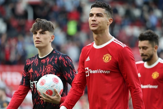 Ronaldo tang ky vat hat-trick cho dong doi 17 tuoi hinh anh