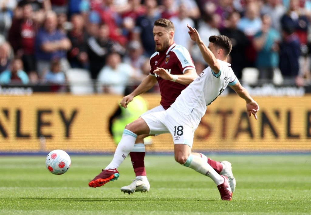 Cau thu West Ham khoc sau khi lam doi thu gay chan anh 1