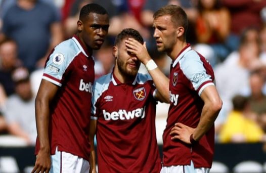 Cau thu West Ham bat khoc sau khi khien doi thu gay chan hinh anh