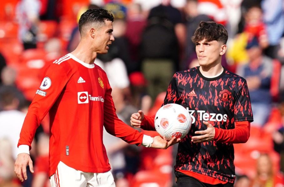 Tien dao MU bi Aguero mia mai vi khen Ronaldo hinh anh