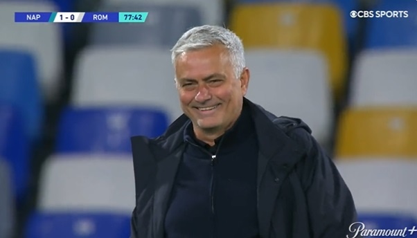 Mourinho bat cuoi khi hoc tro nhan the do anh 1