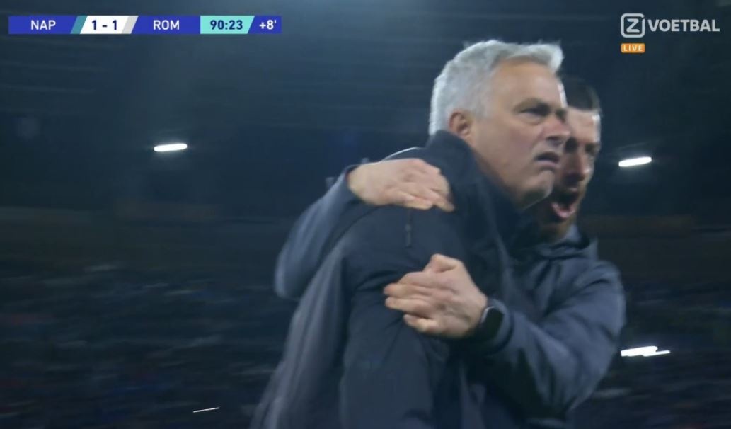 Mourinho bat cuoi khi hoc tro nhan the do anh 2