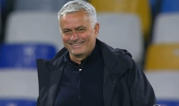 Mourinho bat cuoi khi hoc tro nhan the do hinh anh