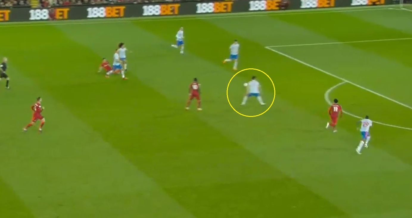 Maguire hóa bù nhìn trong cả 4 bàn thua của Man United ảnh 4 Maguire hoa bu nhin trong ca 4 ban thua cua Man United anh 4