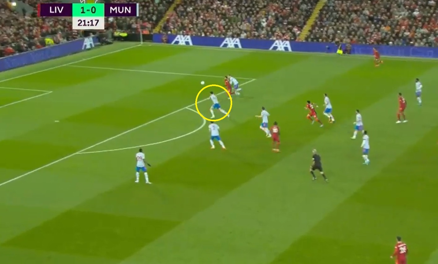 Maguire hóa bù nhìn trong cả 4 bàn thua của Man United ảnh 2 Maguire hoa bu nhin trong ca 4 ban thua cua Man United anh 2