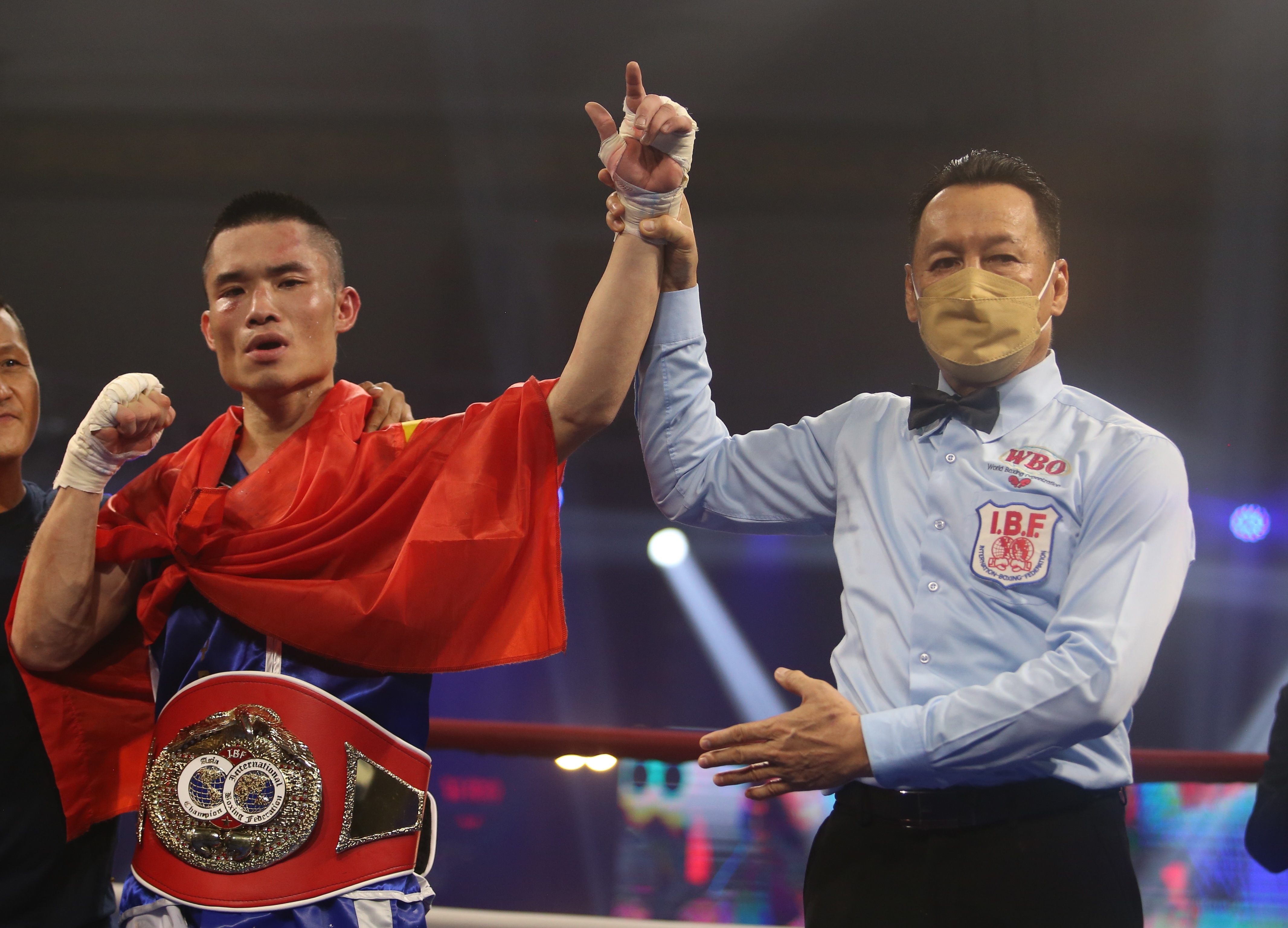 Dinh Hong Quan khoc sau khi gianh dai IBF lich su anh 1