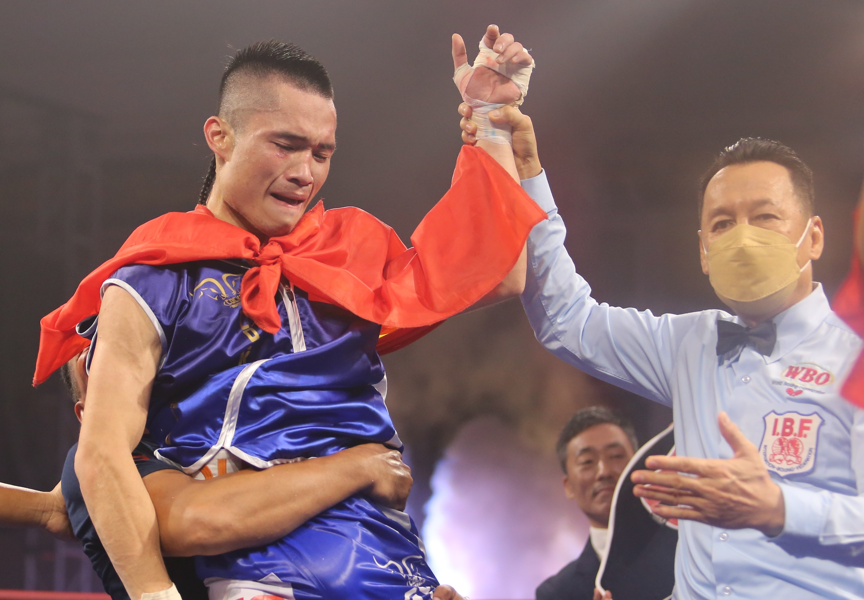 Dinh Hong Quan khoc sau khi gianh dai IBF lich su anh 2