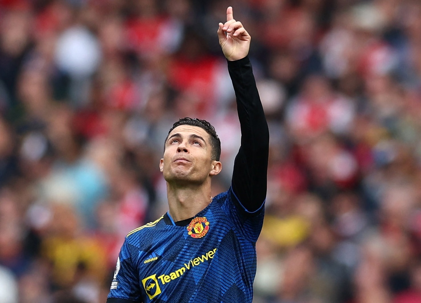 Ronaldo tang ban thang cho con trai da mat hinh anh