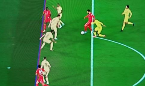 VAR gay tranh cai trong chien thang cua Liverpool hinh anh