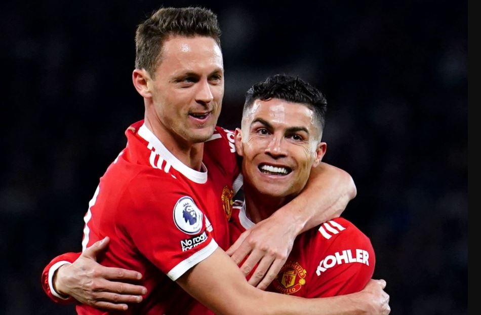 Ronaldo ghi ban giup MU cam hoa Chelsea hinh anh