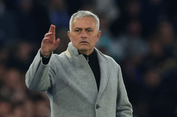 Thay tro Mourinho danh roi loi the o ban ket Conference League hinh anh