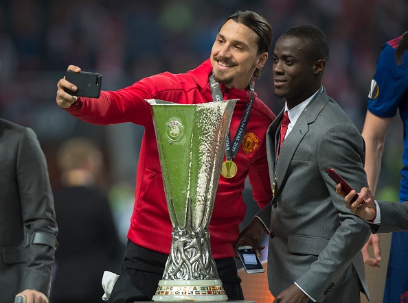 Ibrahimovic khoac ao MU anh 1