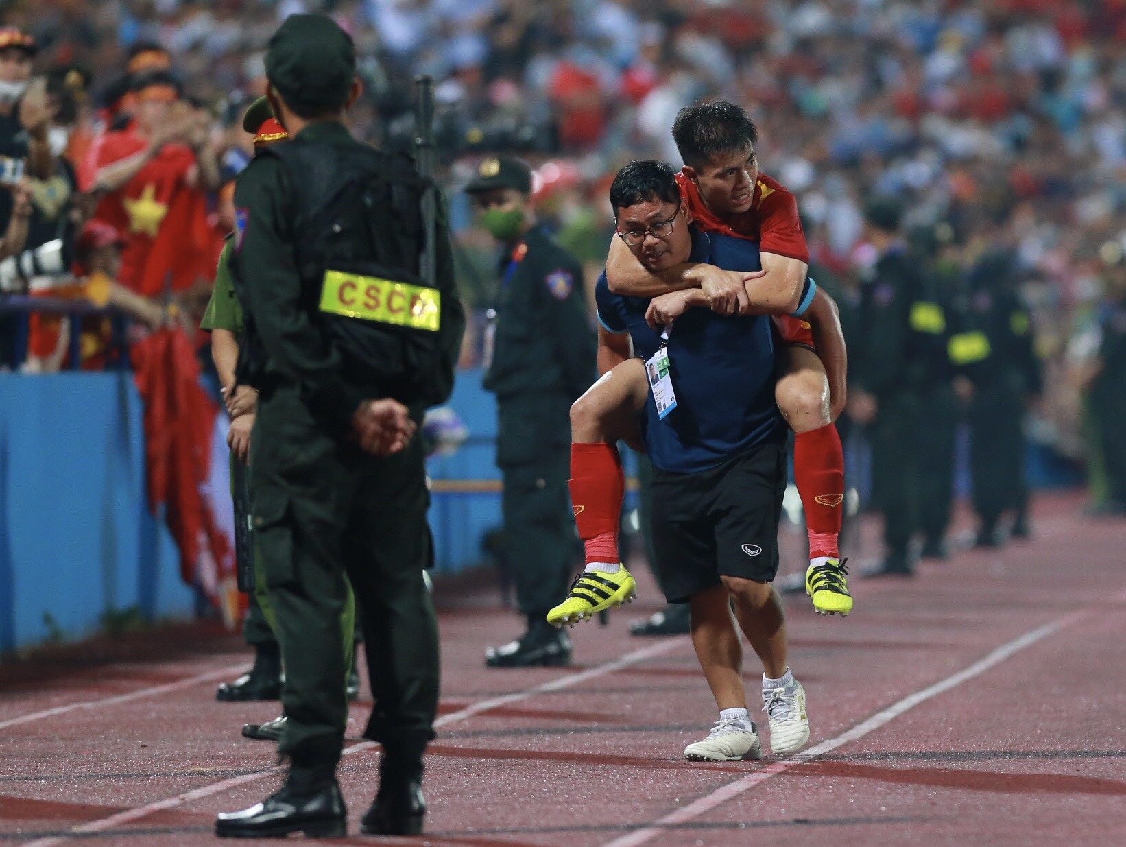 Tuyen thu U23 Viet Nam duoc cong roi san sau chan thuong anh 1