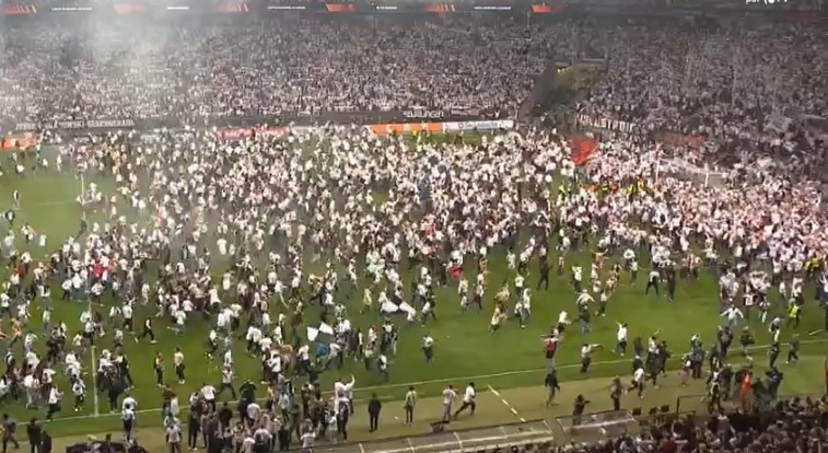 CDV xuong san an mung Frankfurt vao chung ket cup chau Au sau 42 nam hinh anh