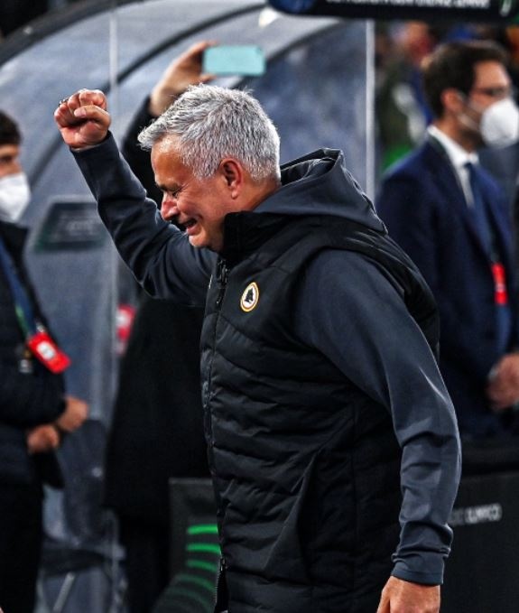 Mourinho khoc trong ngay lap ly luc o cup chau Au anh 1