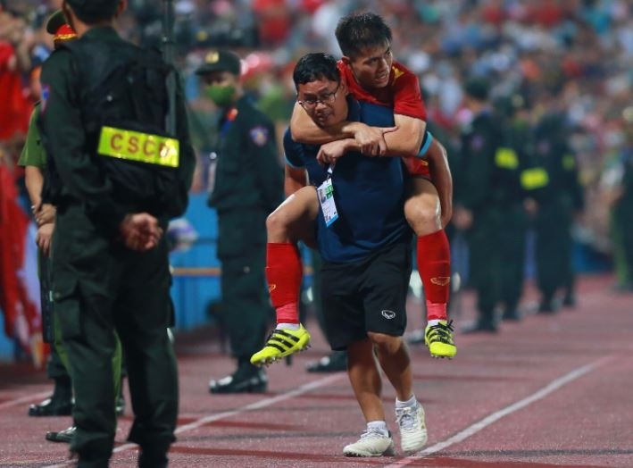 Ly Cong Hoang Anh duoc cong roi san sau chan thuong hinh anh