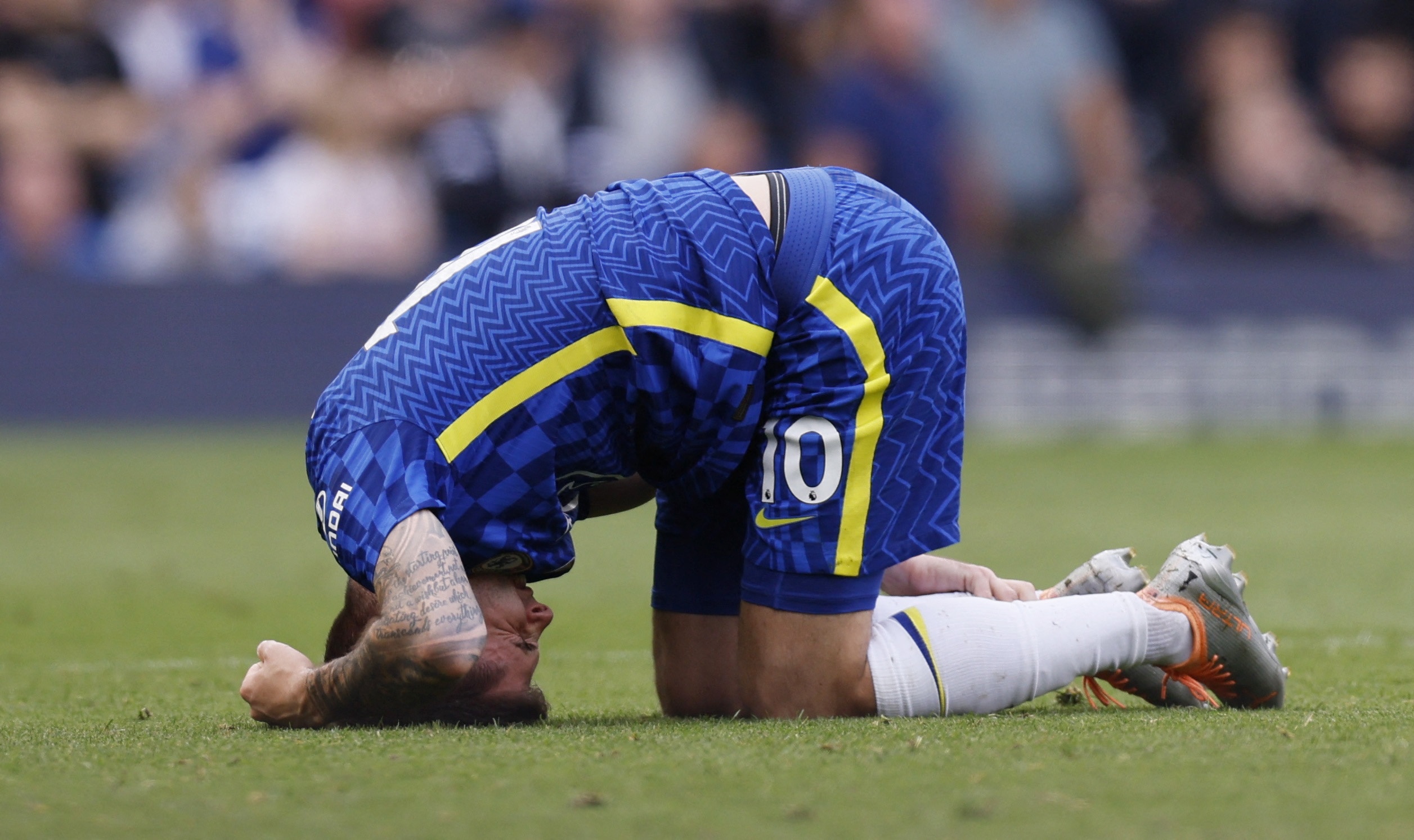 Ong chu moi ngan ngam nhin Chelsea roi chien thang o phut 90+7 hinh anh