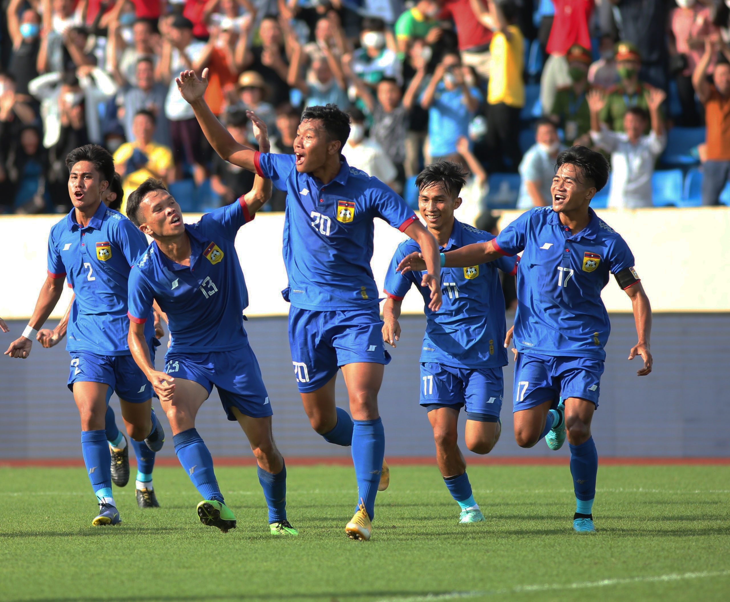 U23 Lao vo oa sau cu sut xa tung luoi Singapore anh 2