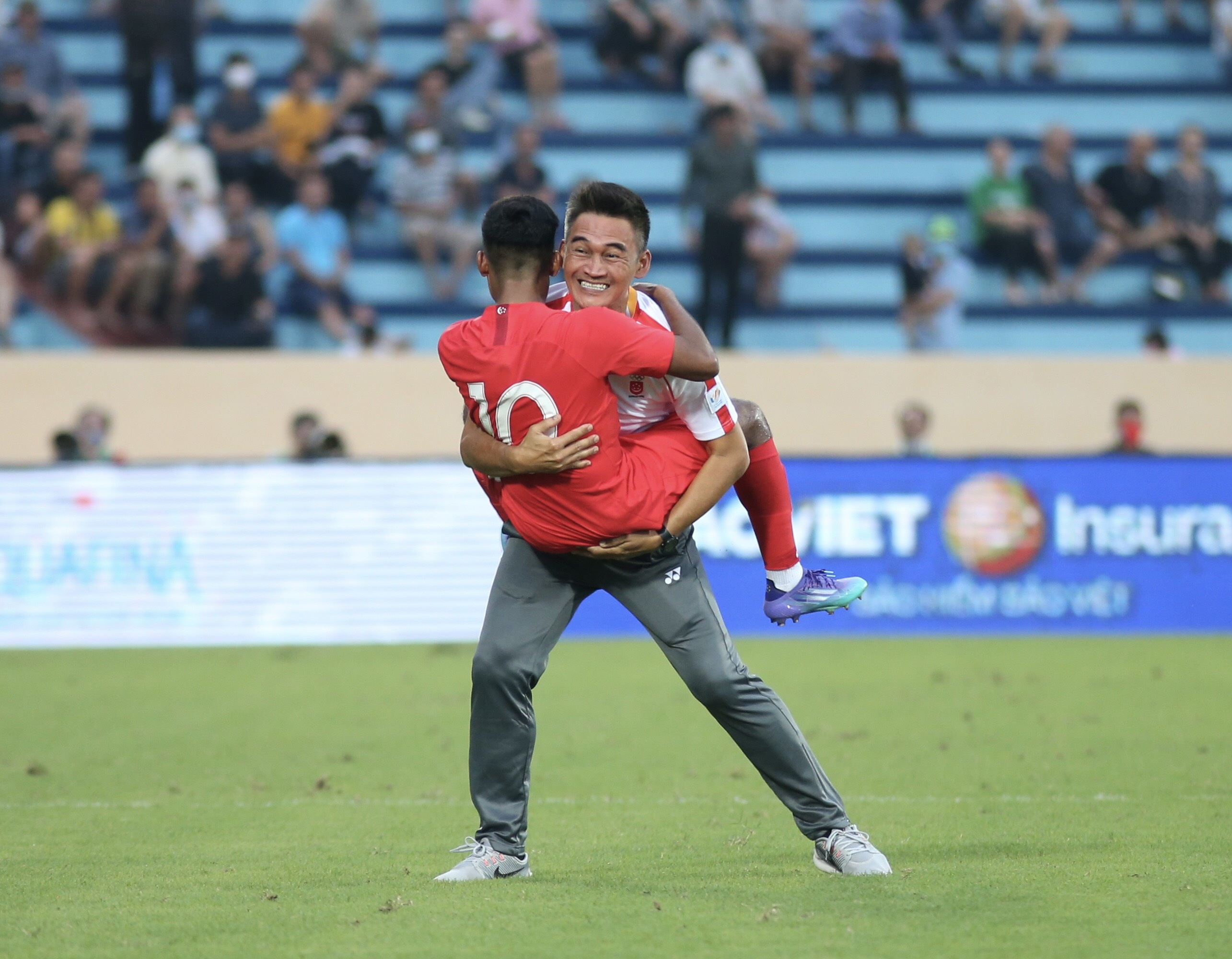 U23 Lao vo oa sau cu sut xa tung luoi Singapore anh 11