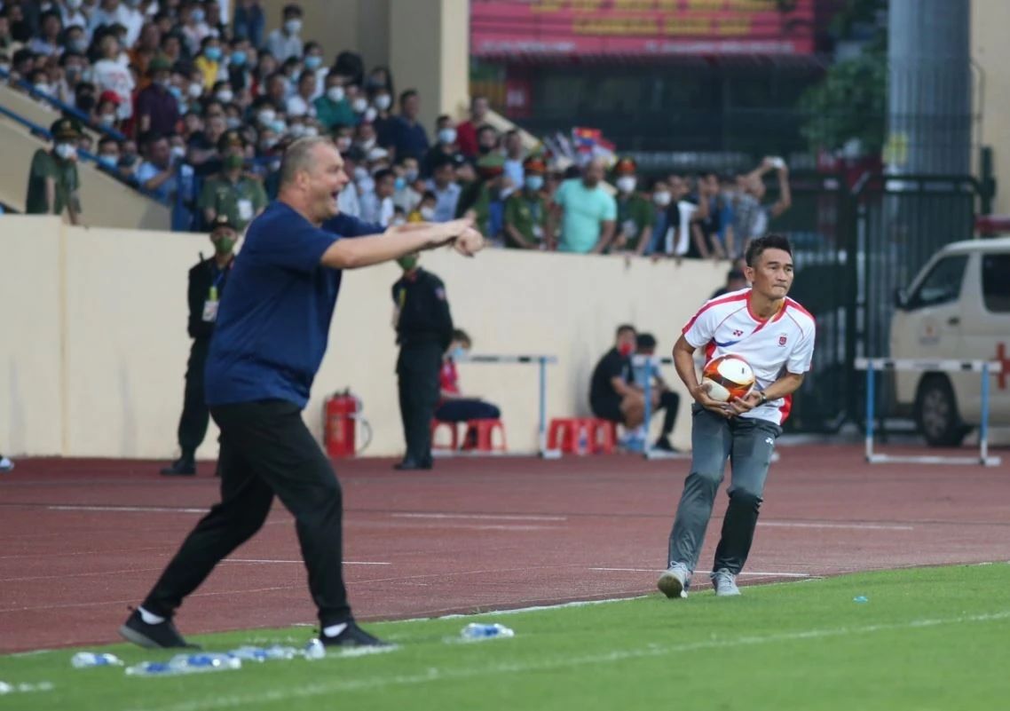 HLV Singapore be bong hoc tro sau ban thang 90+6 anh 1