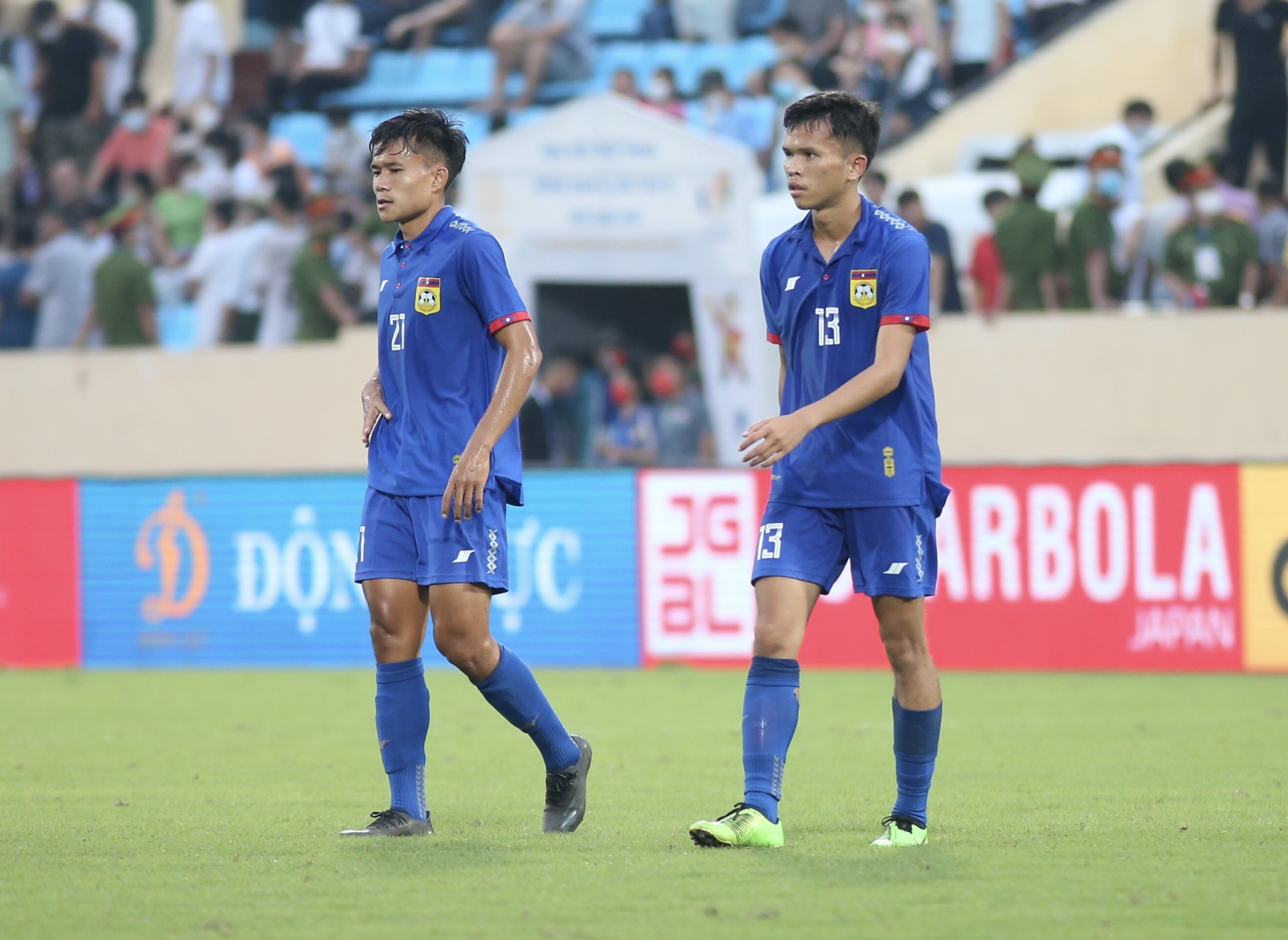 HLV Singapore be bong hoc tro sau ban thang 90+6 anh 5