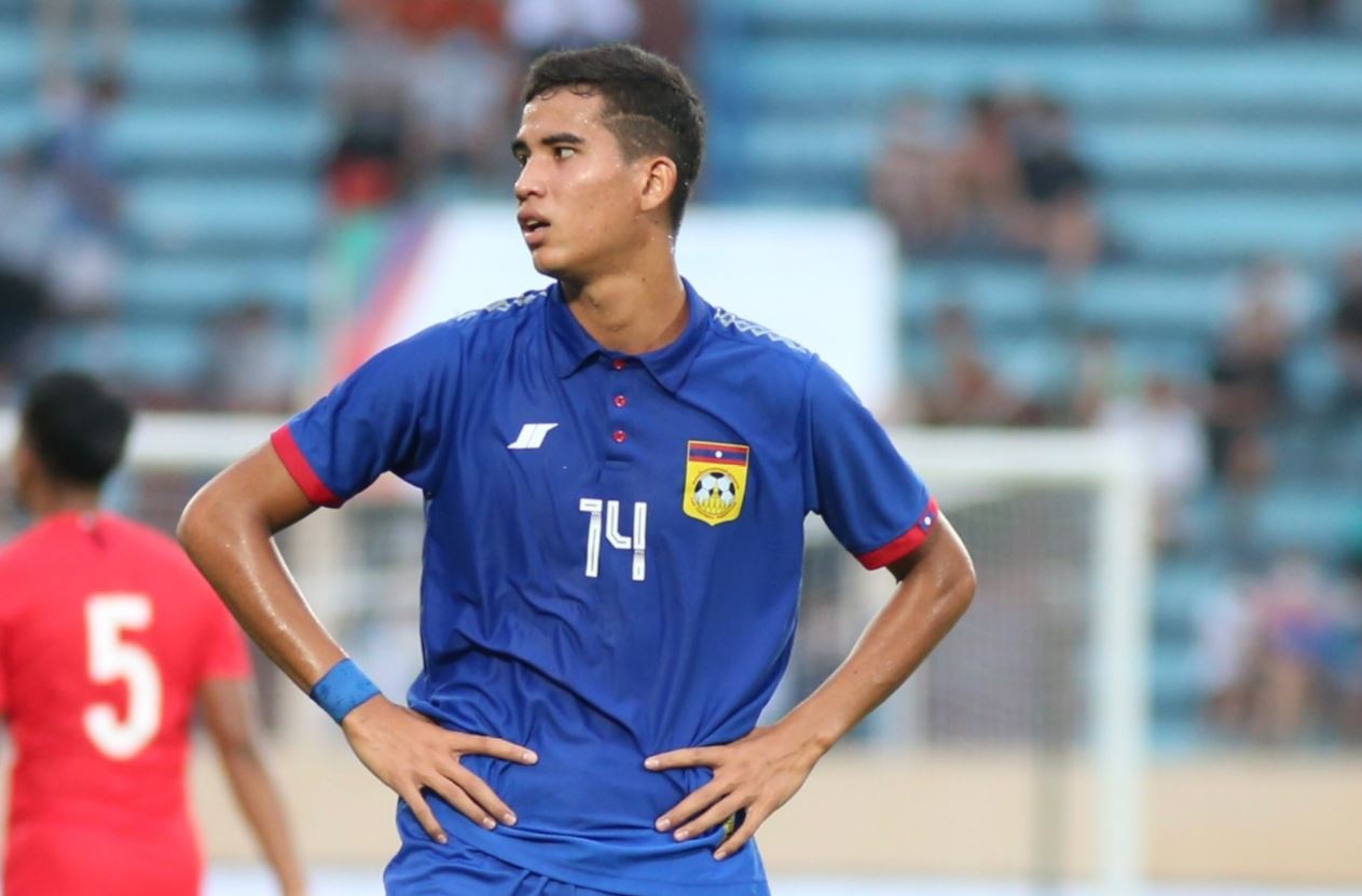 HLV Singapore be bong hoc tro sau ban thang 90+6 anh 4