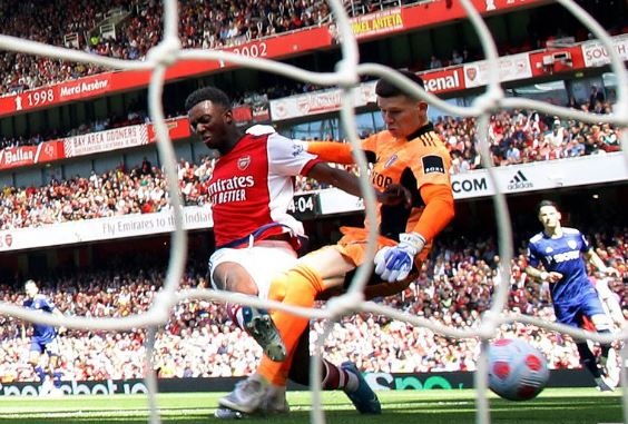 Arsenal giu chac vi tri trong nhom du Champions League hinh anh