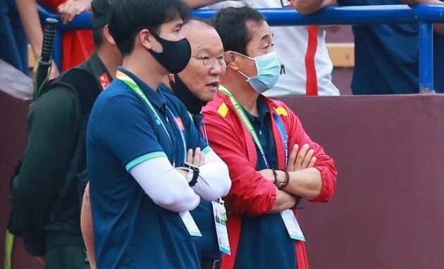 Thay Park den san som de theo doi doi thu hinh anh