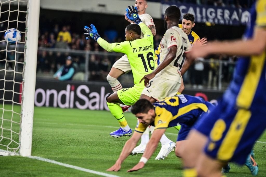 Milan doi lai ngoi dau Serie A anh 2