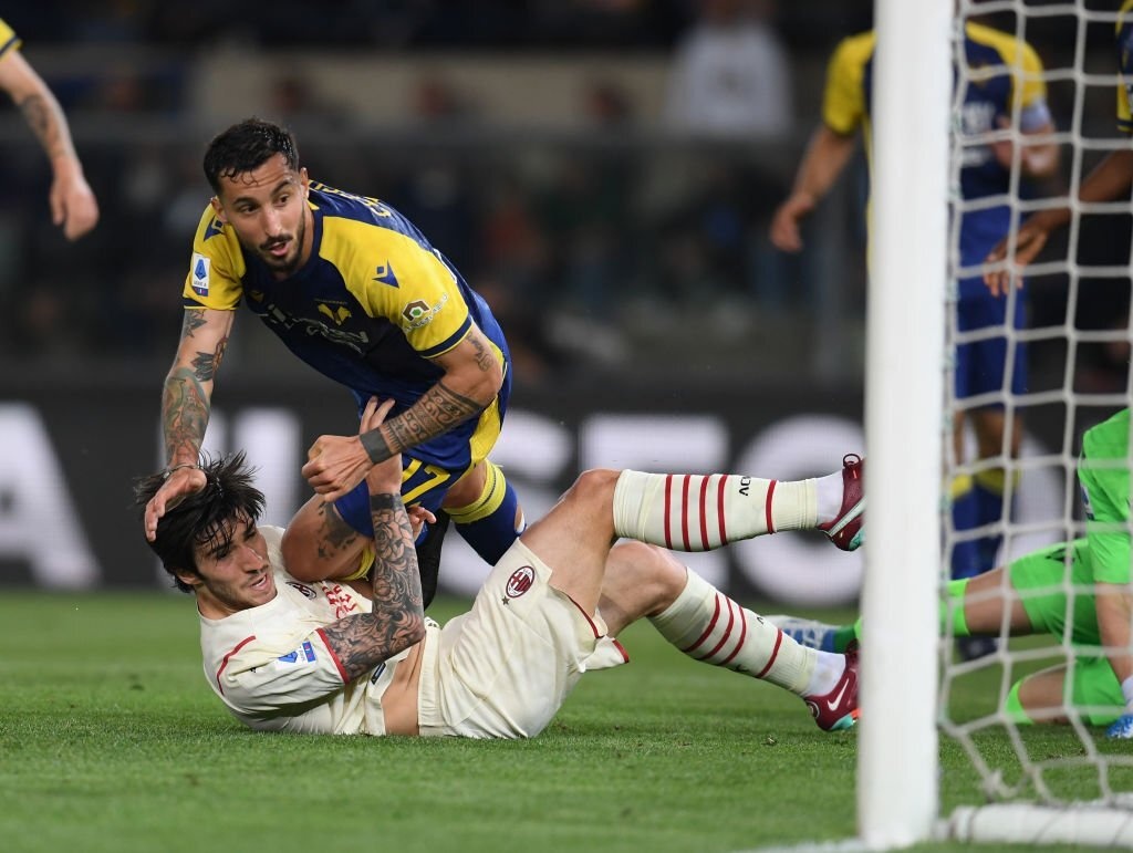 Milan doi lai ngoi dau Serie A anh 4