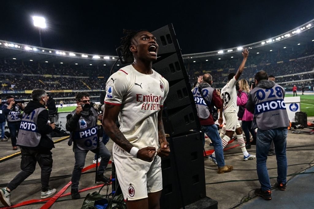 Milan doi lai ngoi dau Serie A anh 5