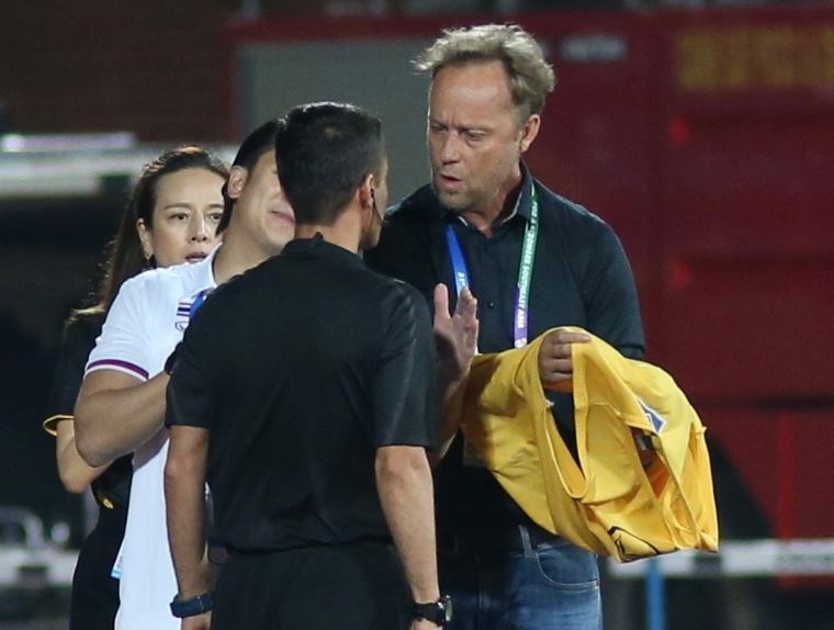 HLV Polking noi nong voi yeu cau cua trong tai chinh hinh anh