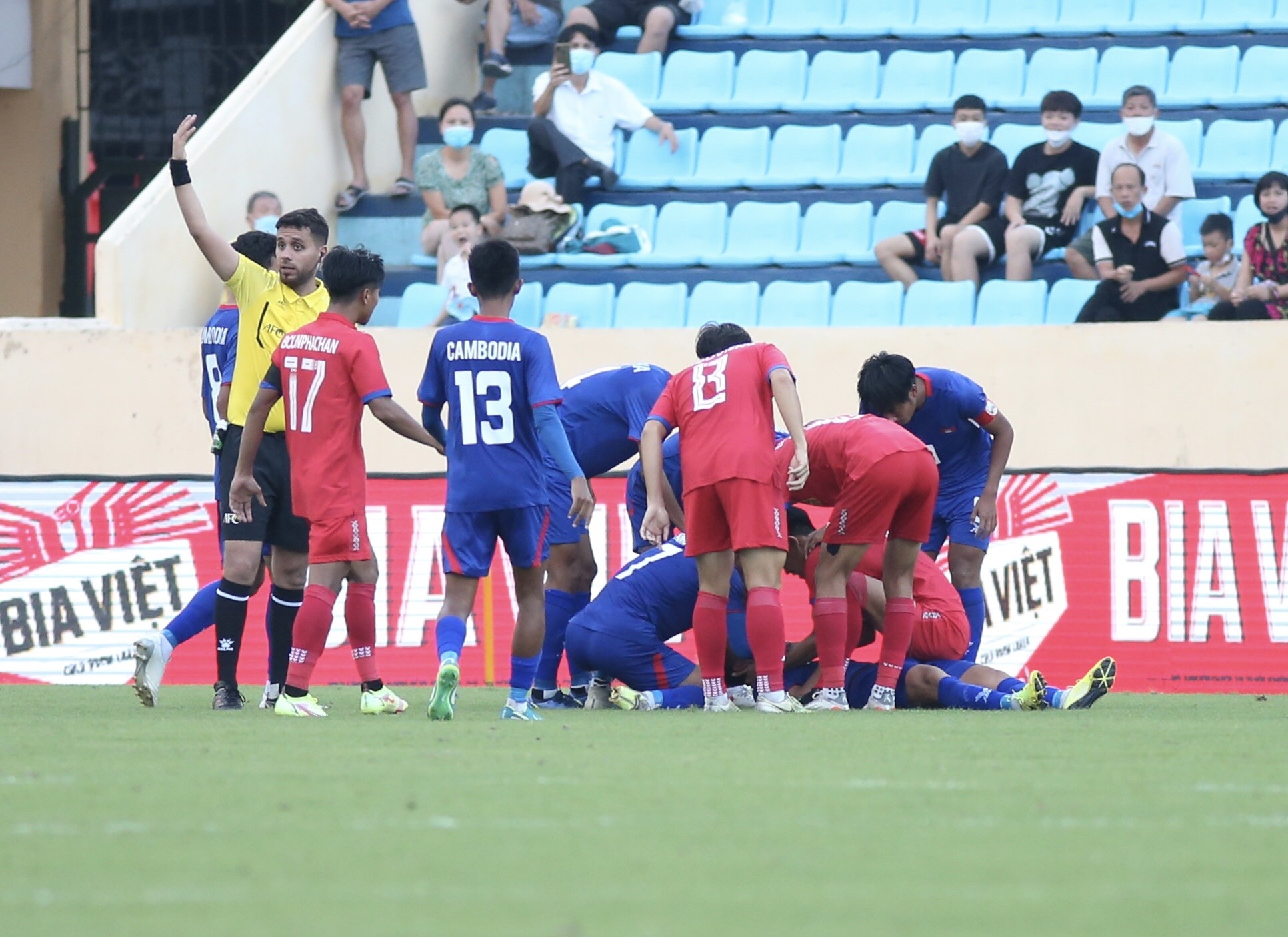 Cau thu U23 Lao cuu doi thu khoi nuot luoi anh 1