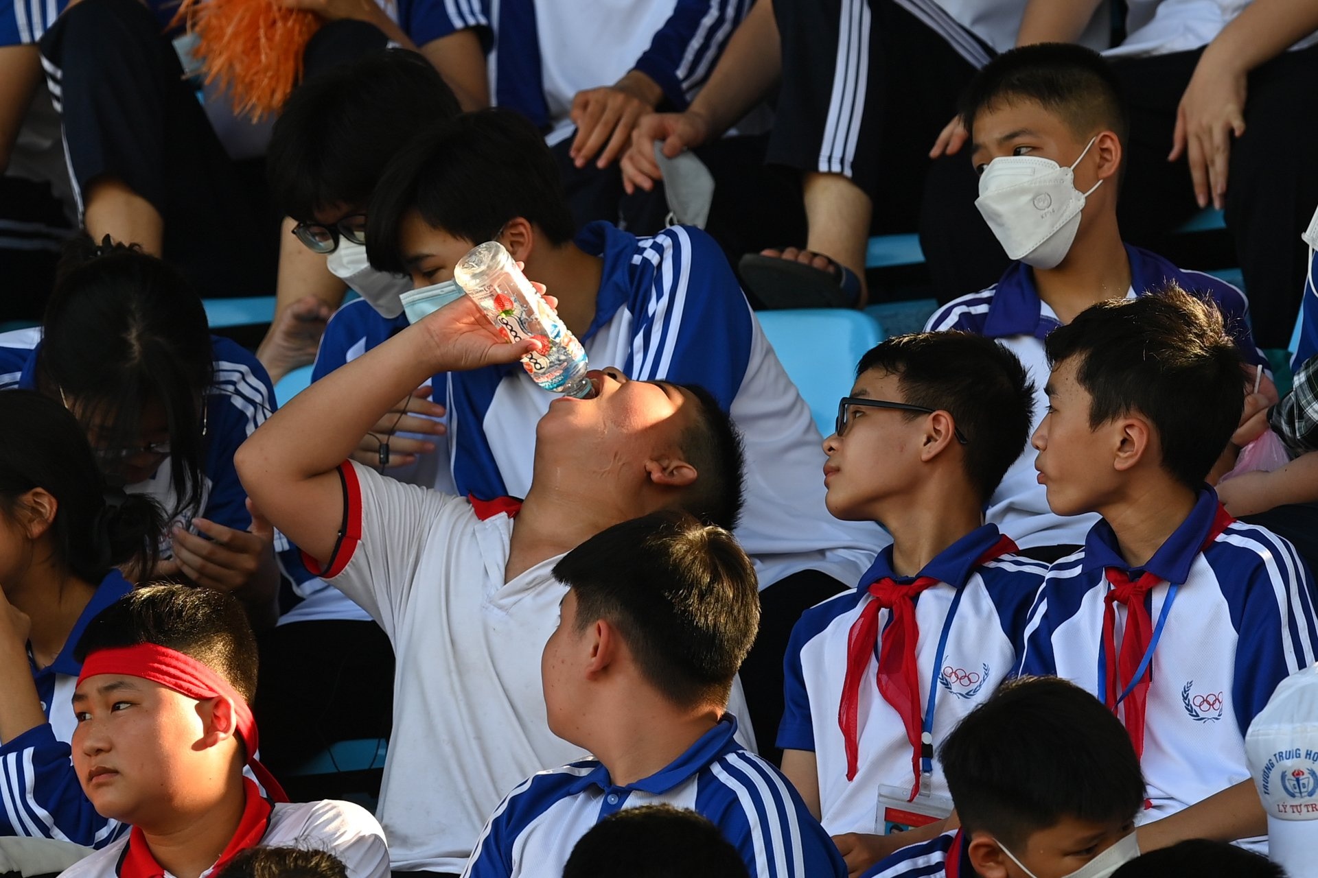 Trong tai SEA Games dung tran dau de cau thu uong nuoc anh 5