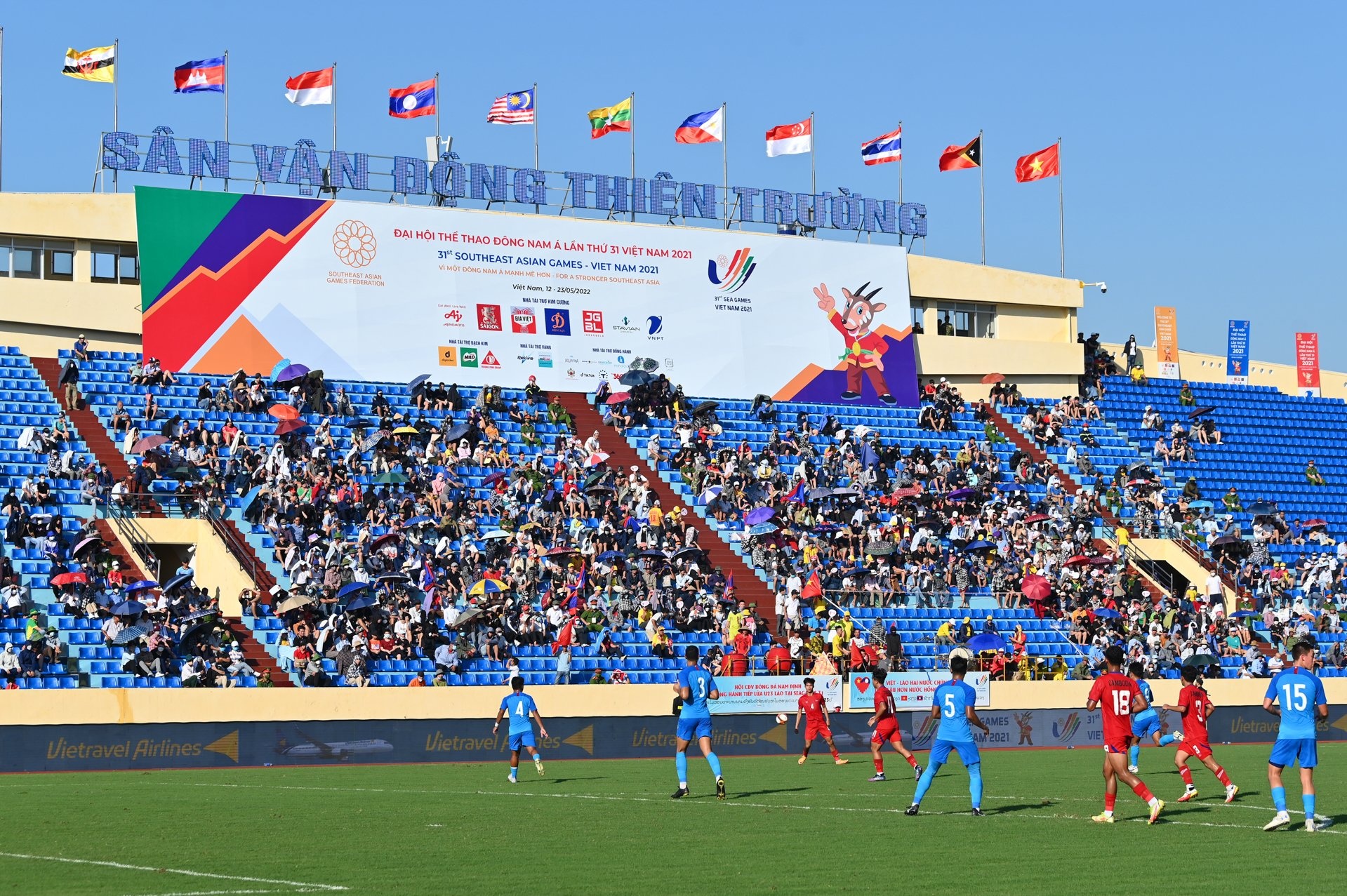 Trong tai SEA Games dung tran dau de cau thu uong nuoc anh 4