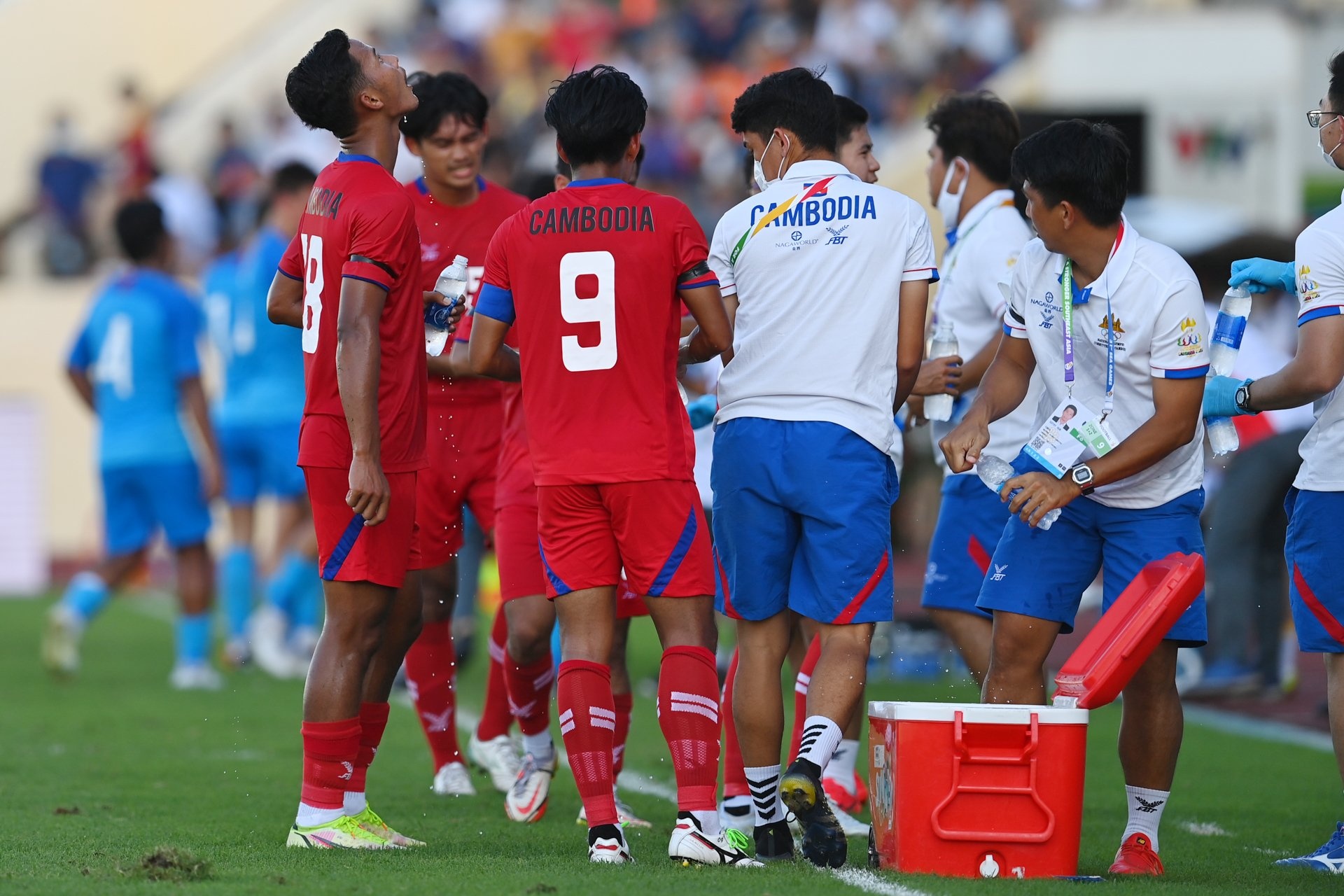 Trong tai SEA Games dung tran dau de cau thu uong nuoc anh 3