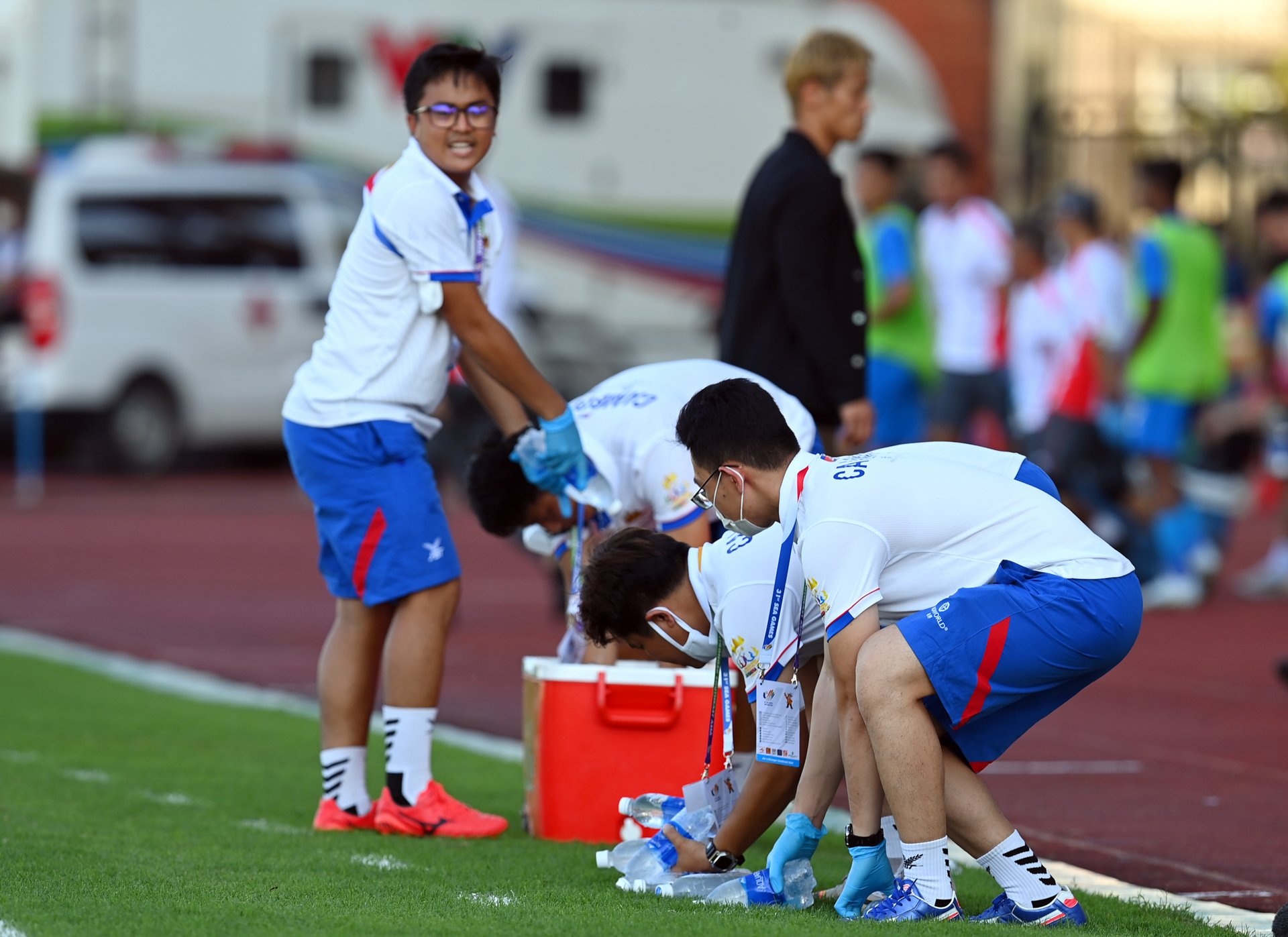 Trong tai SEA Games dung tran dau de cau thu uong nuoc anh 2