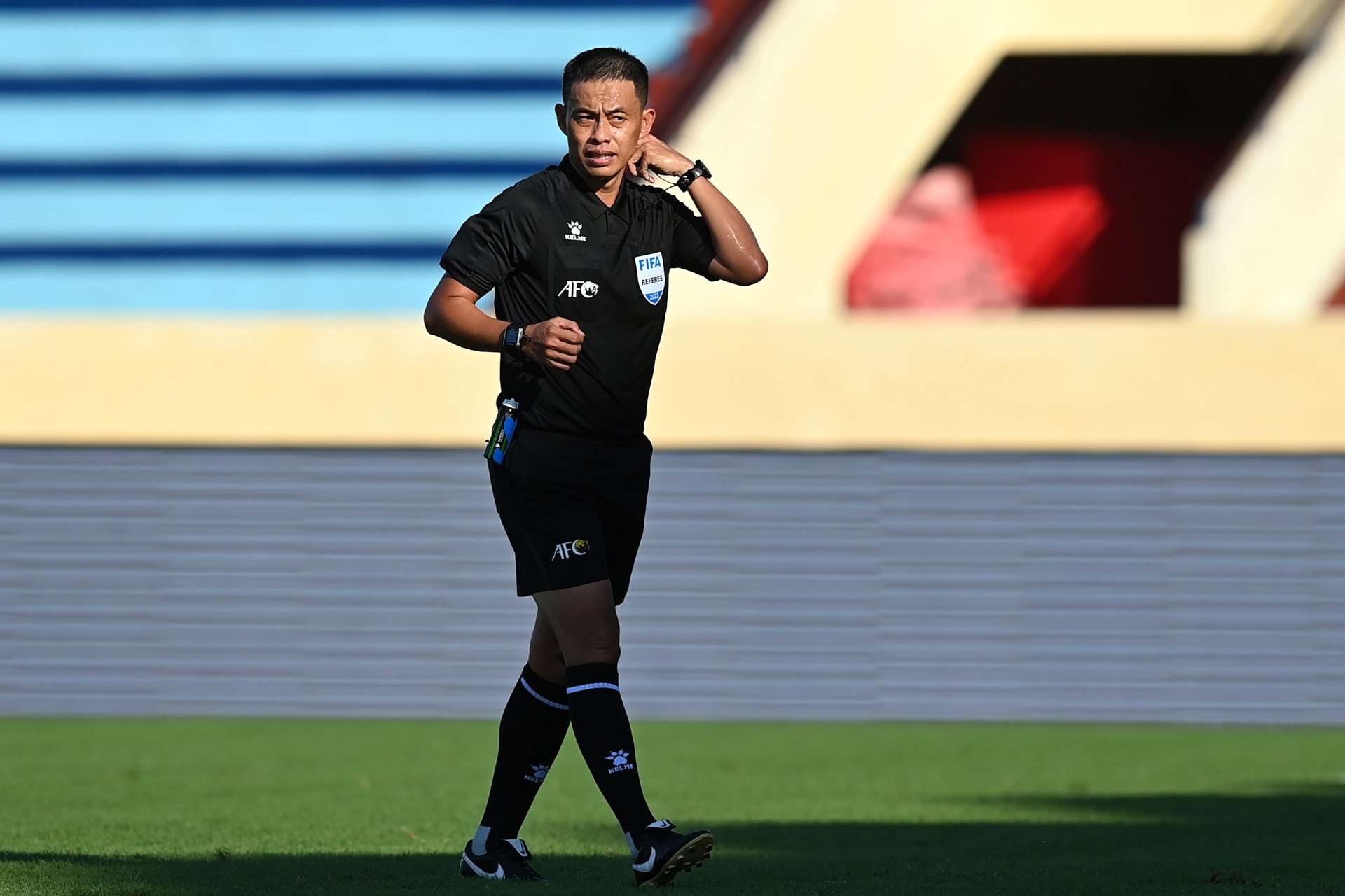 Trong tai SEA Games dung tran dau de cau thu uong nuoc anh 1