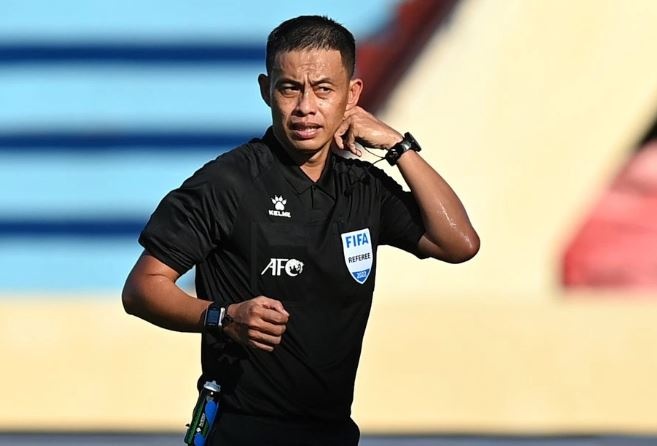 Trong tai Ngo Duy Lan dung tran dau de cau thu uong nuoc hinh anh