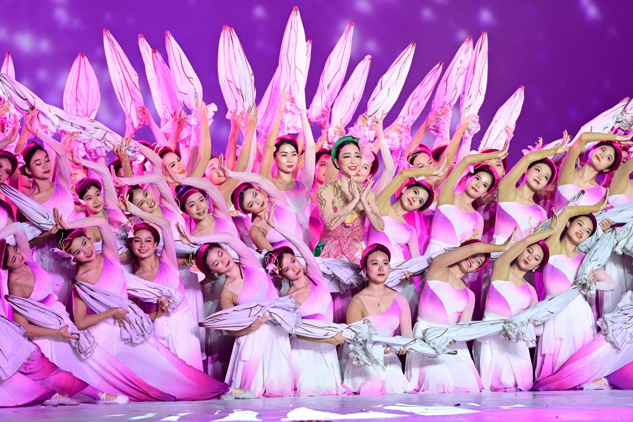 Man trinh dien thap sang le khai mac SEA Games 31 anh 5